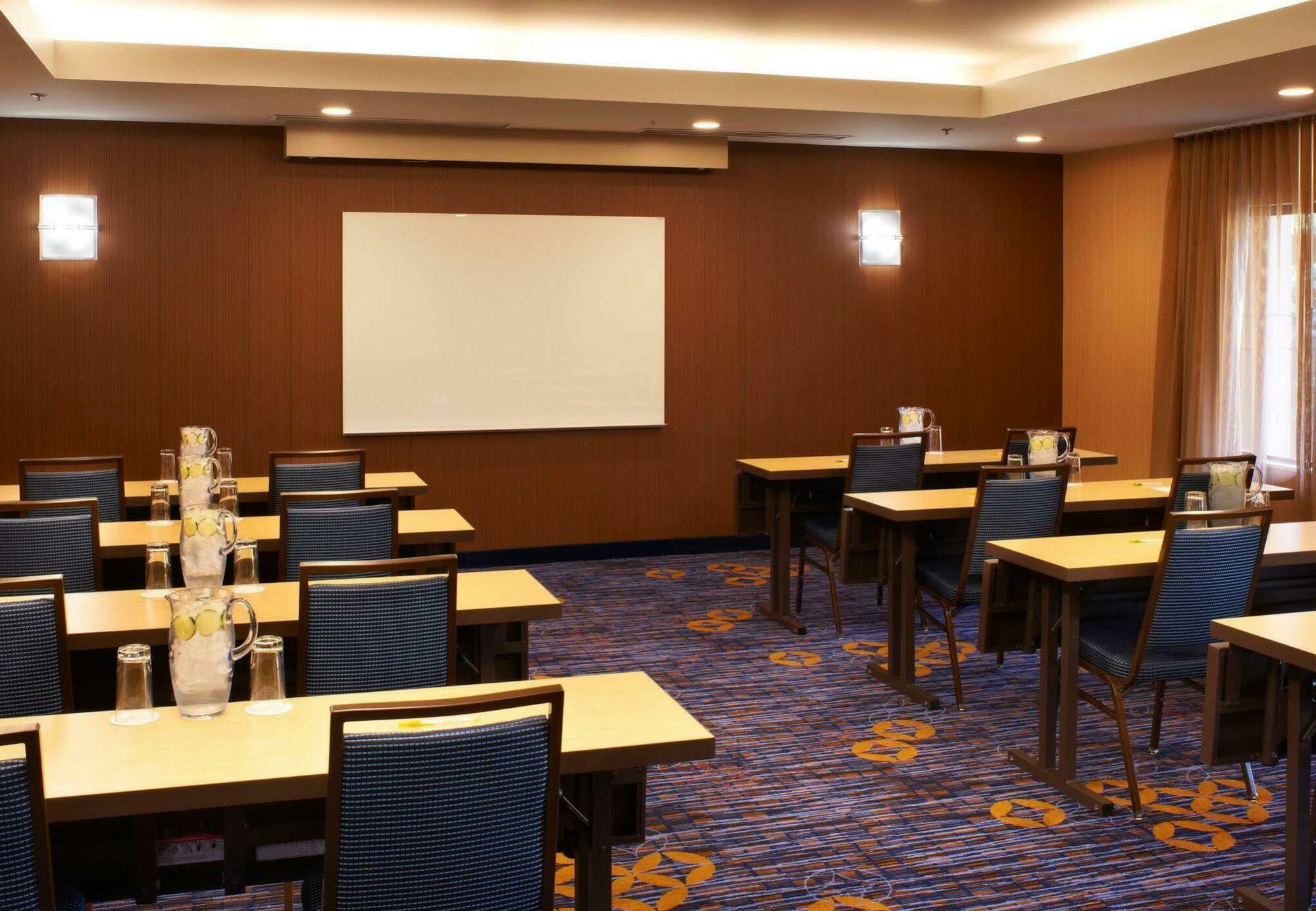 Courtyard By Marriott Cleveland Westlake Negócio foto